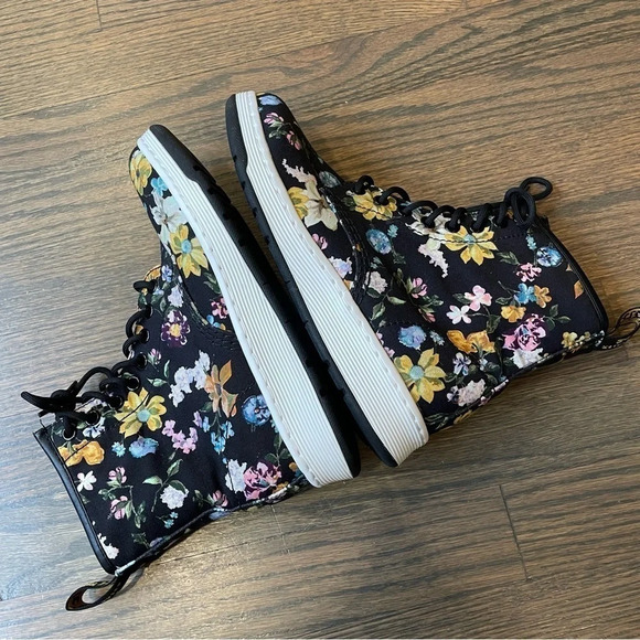 Dr Martens Newtons DF in Black Darcy Floral Print Women 6 - Picture 5 of 13